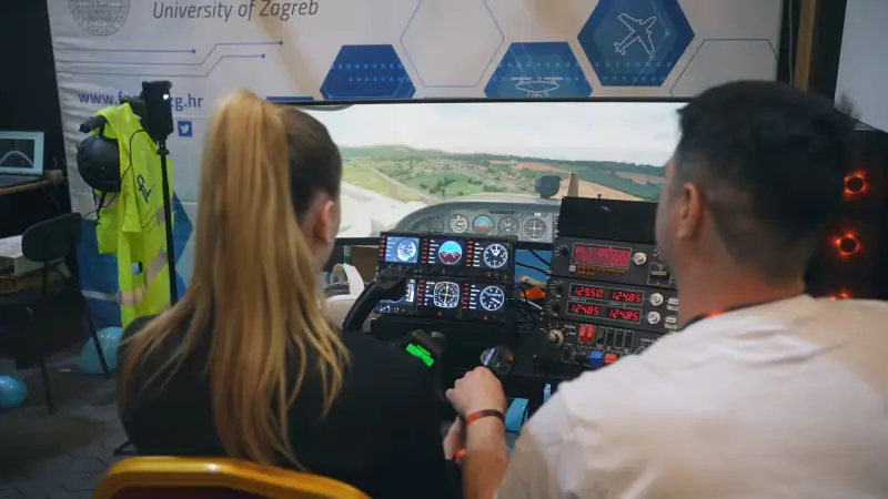 Simulator letenja na štandu fakulteta